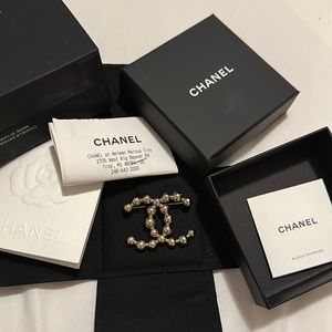 Brand new golden Chanel brooch beautiful never been used in new condition